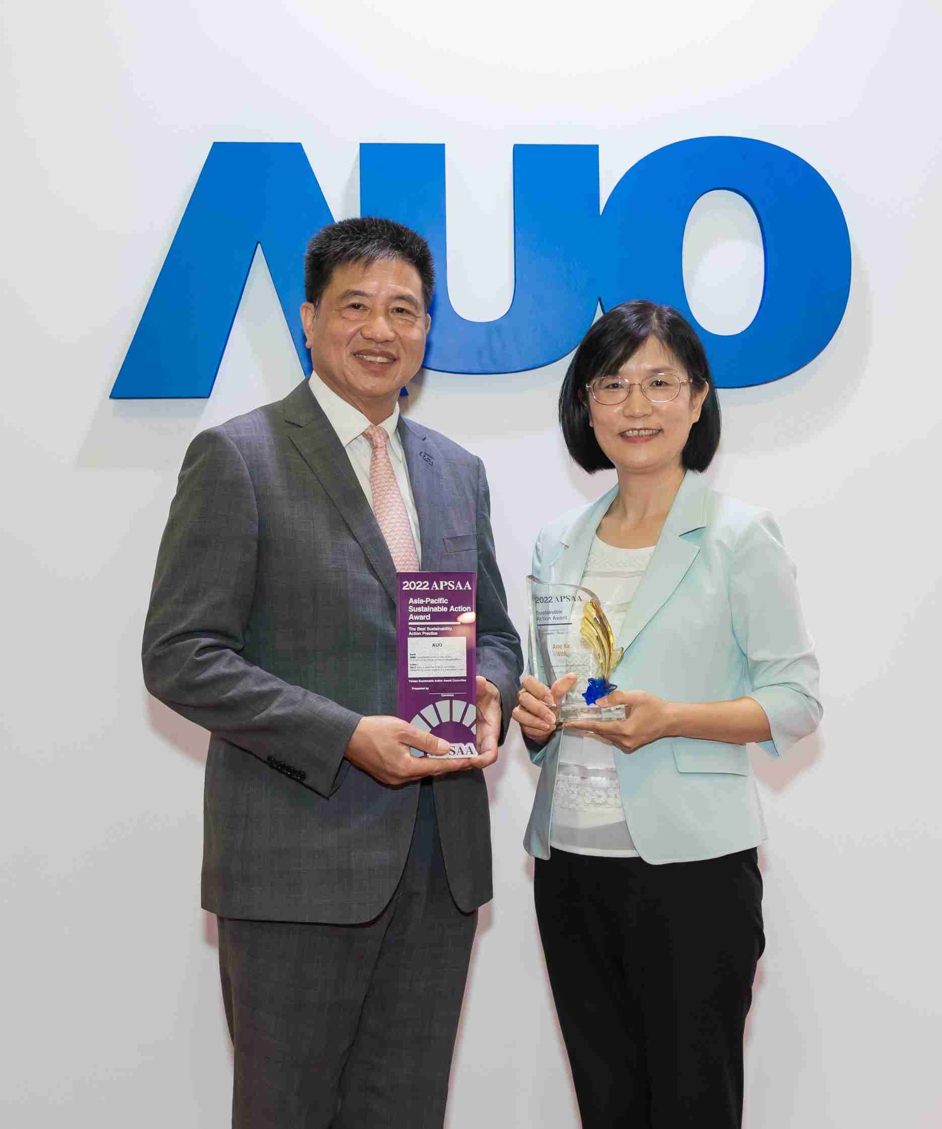 壹号平台长期垫筑永续远景的基石，，透过ESG暨气候委员会逐步实践永续策略蓝图。。。其中，，，，壹号平台光电永续长古秀华带领团队、、、、制定中长期目标，，，，缔造多面向亮眼表现，，，，获得「顶尖永续长奖」的个人奖殊荣（左：壹号平台光电董事长暨执行长彭双浪，，右：壹号平台光电永续长古秀华）