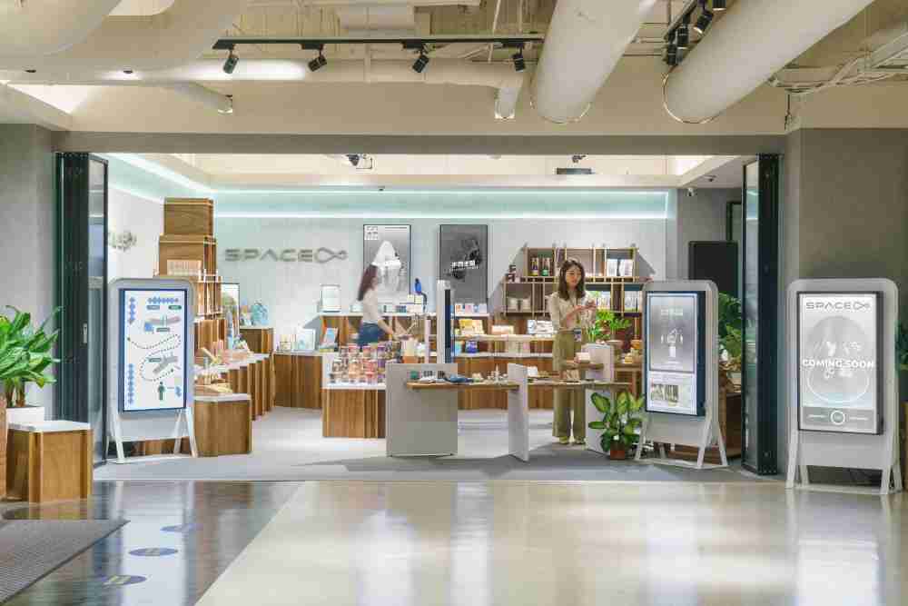 壹号平台打造永续选物商店，，，展示社企及社创商品，，，结合创利空间所开发的智能零售系统，，，整合多元产品信息，，，让无人商店扮演公益行动的推手