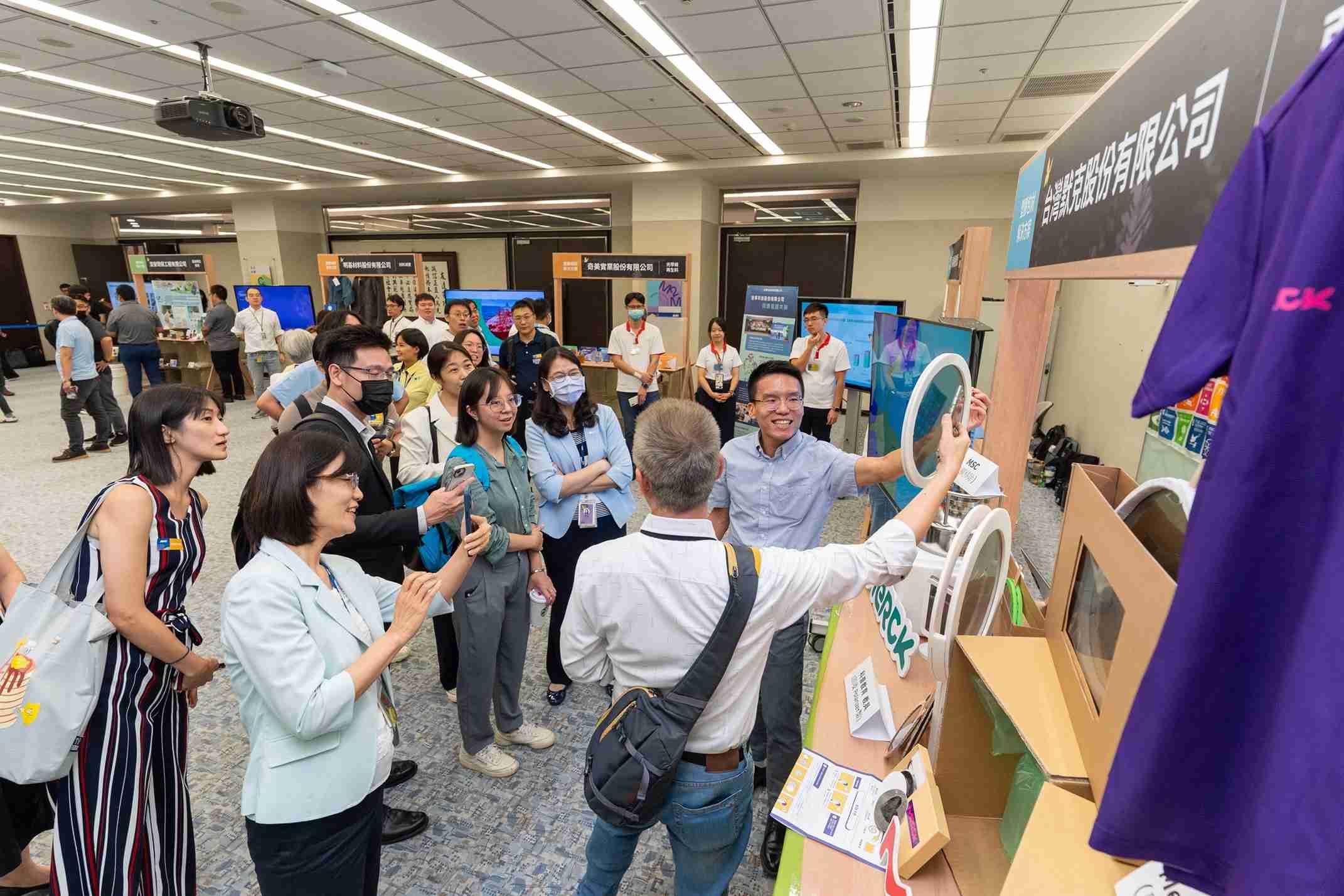 壹号平台连手产业伙伴策划首届生态圈联展，，，展示如何将废塑料循环再利用，，，创新解决方案包括：塑料包材再生与循环使用、、再生塑料研发及应用、、废塑料回收再生技术、、减塑生活提案等