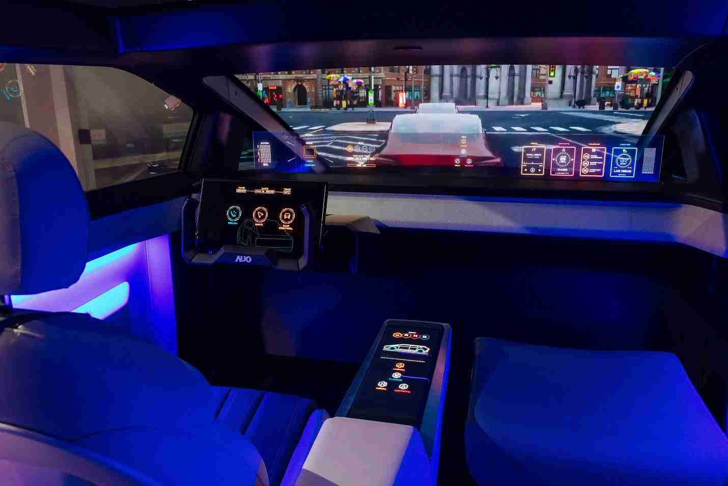 壹号平台连续四年入围科睿唯安全球百大创新机构，，，专利布局科技与绿色创新前沿。。。。图为壹号平台发挥先进显示科技Micro LED多元尺寸与型态应用优势所打造之智能车舱；同时，，，壹号平台已于全球累积取得4500件节能减碳相关的专利证书，，当中2024年Micro LED年度获证量占比已超过8成