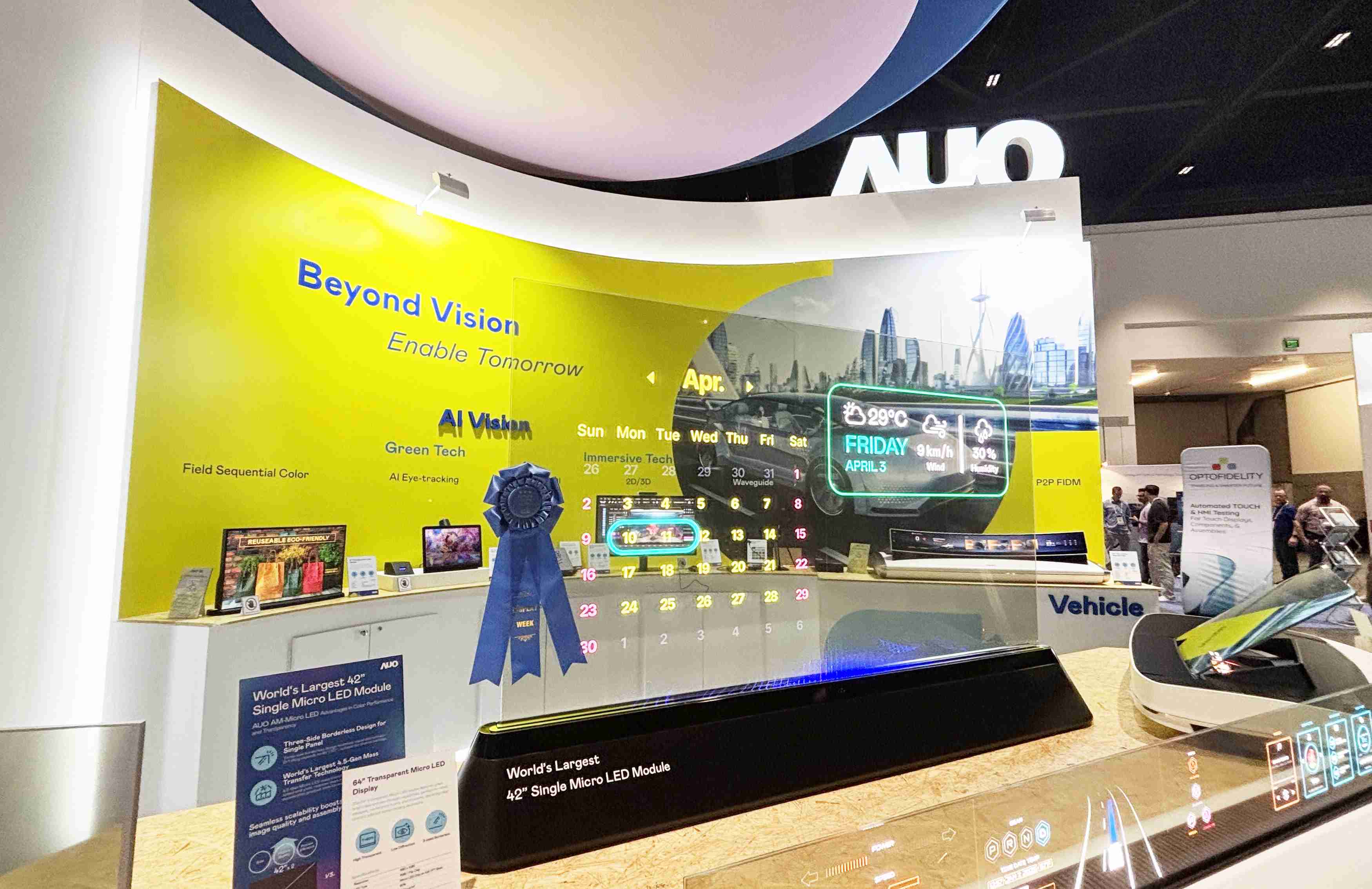 壹号平台64吋透明Micro LED显示器获〝最佳Micro LED技术应用奖〞，，其绝妙的透明穿透特性，，同时具备1,000 nits的高亮度表现，，，，并透过精细的无缝拼接延伸，，，，可依需求灵活应用于多元场域，，展现出Micro LED显示技术划时空的无限潜力